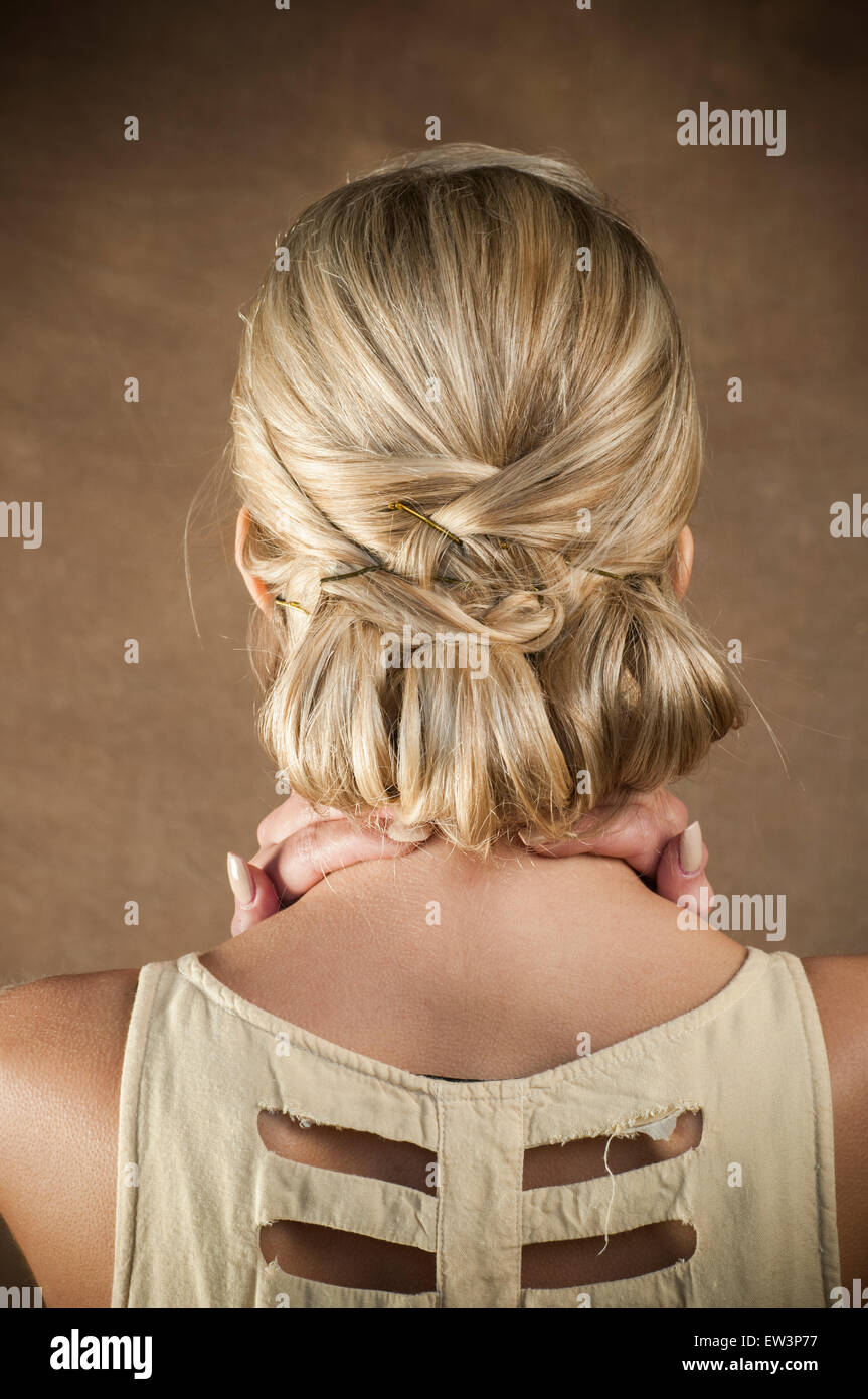 Vista posteriore di una donna in abiti estivi Foto Stock