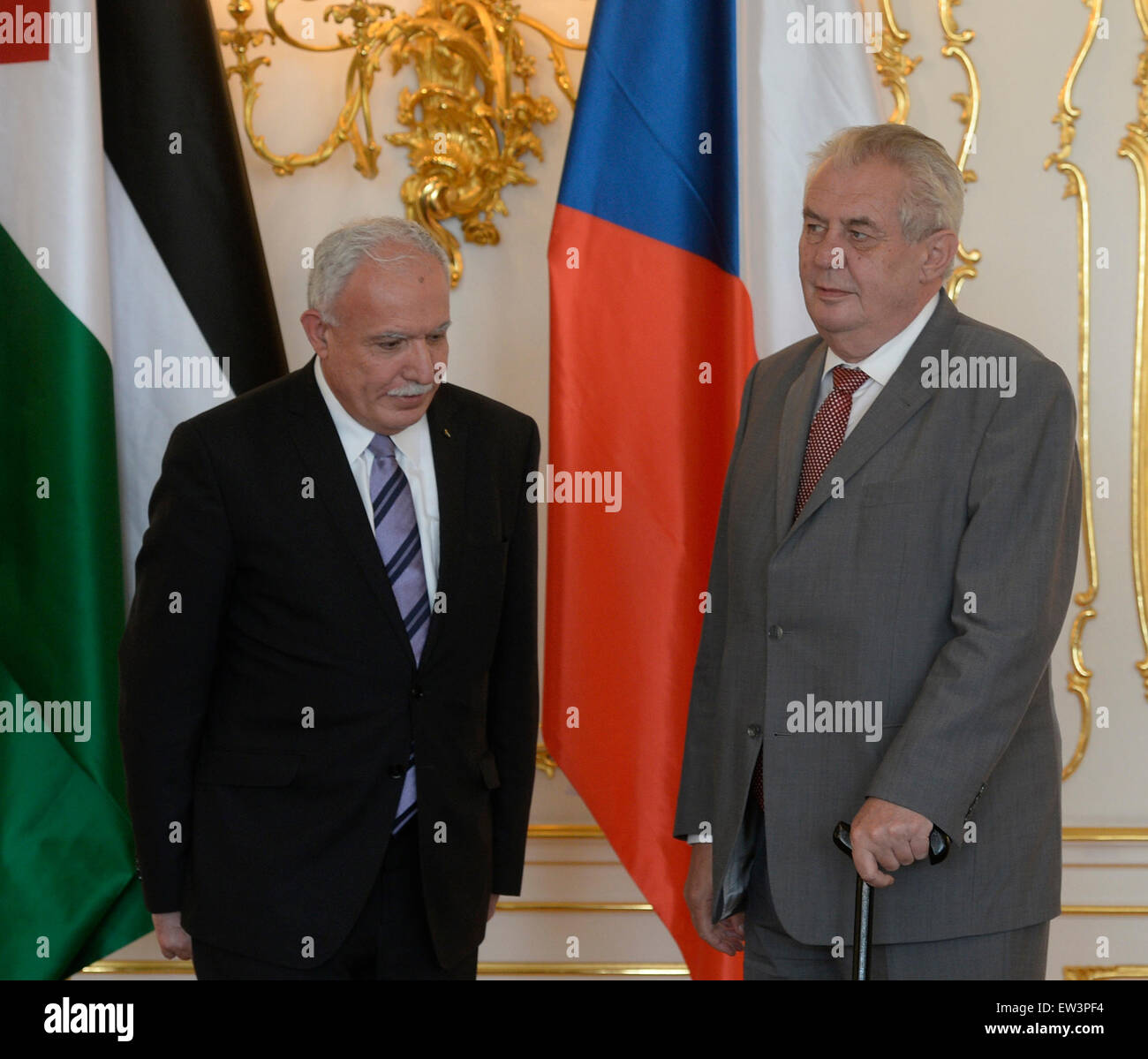 Il presidente ceco Zeman (destra accoglie il ministro degli Esteri dell Autorità Nazionale Palestinese Riyad al-Maliki a Praga, Repubblica ceca, 15 giugno 2015. (CTK foto/Michal Krumphanzl) Foto Stock