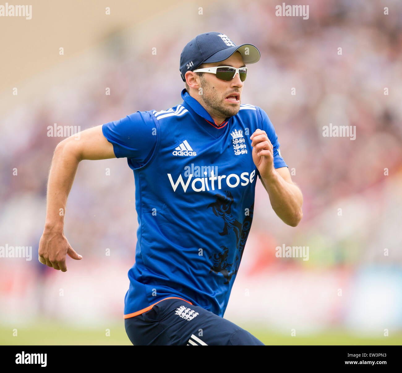 Nottingham, Regno Unito. 17 Giugno, 2015. 4° ODI Royal London One-Day serie. Tra Inghilterra e Nuova Zelanda. Contrassegnare il legno di Inghilterra insegue la sfera per salvare il confine. © Azione Sport Plus/Alamy Live News Foto Stock