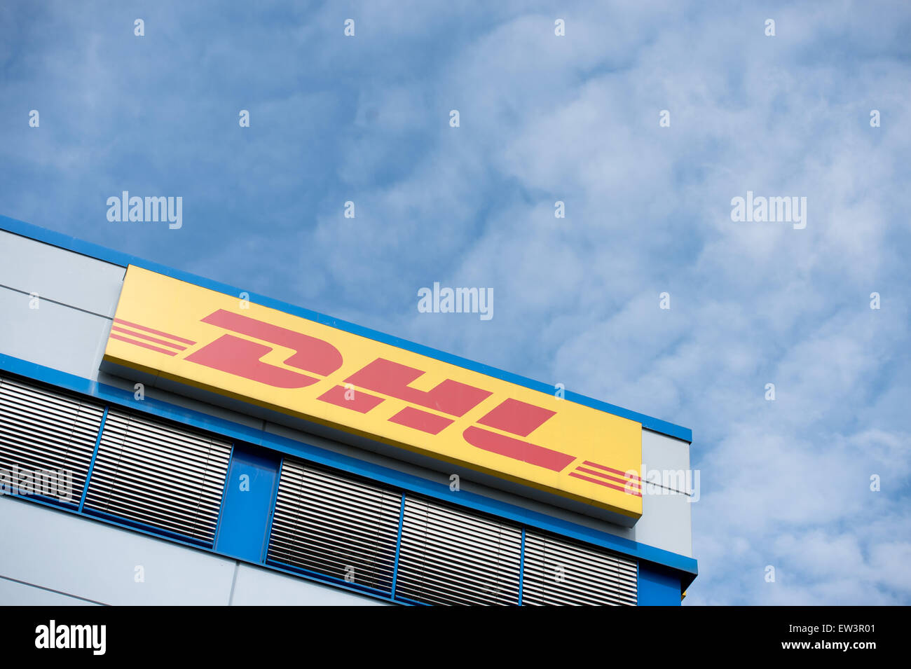 Il DHL il logo può essere visto al DGL ramo di trasporto merci ad Amburgo, Germania, 17 giugno 2015. In occasione di una conferenza stampa la società ha informato circa il trasporto di prodotti farmaceutici sensibili. Foto: Daniel Reinhardt/dpa Foto Stock