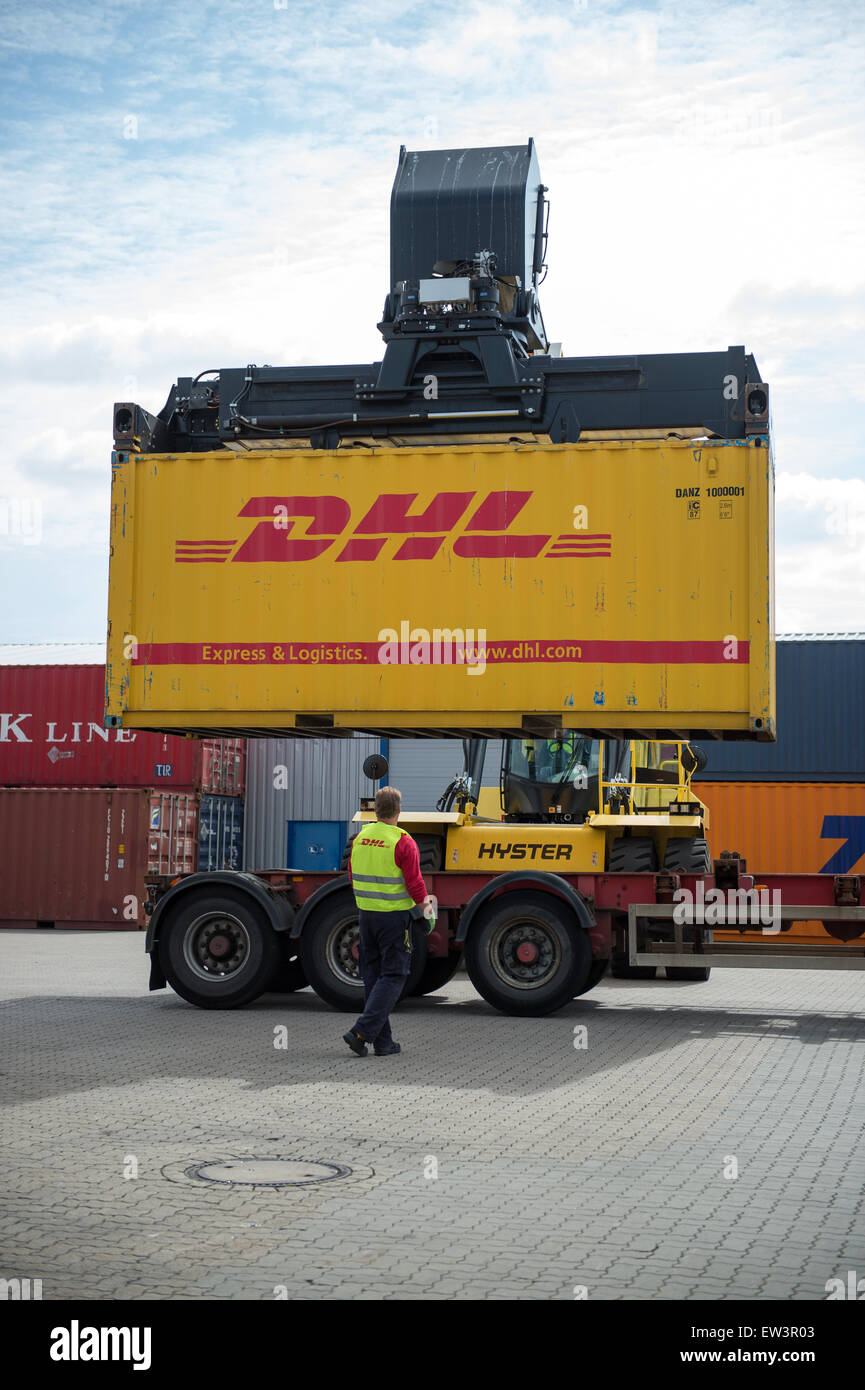 Un contenitore viene caricato sul cantiere del DGL ramo di trasporto merci ad Amburgo, Germania, 17 giugno 2015. In occasione di una conferenza stampa la società ha informato circa il trasporto di prodotti farmaceutici sensibili. Foto: Daniel Reinhardt/dpa Foto Stock