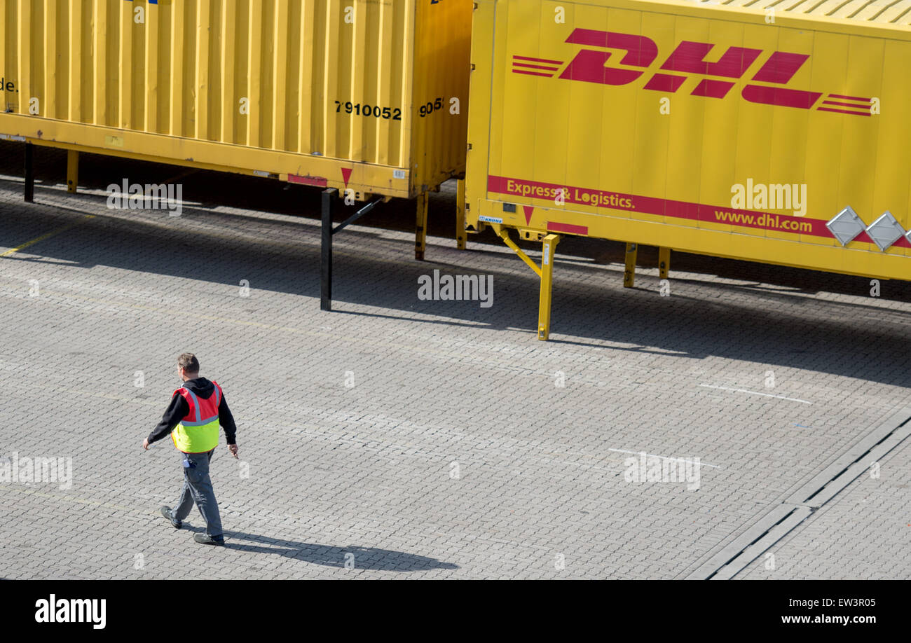 Un lavoratore passeggiate sul cantiere del DGL ramo di trasporto merci ad Amburgo, Germania, 17 giugno 2015. In occasione di una conferenza stampa la società ha informato circa il trasporto di prodotti farmaceutici sensibili. Foto: Daniel Reinhardt/dpa Foto Stock