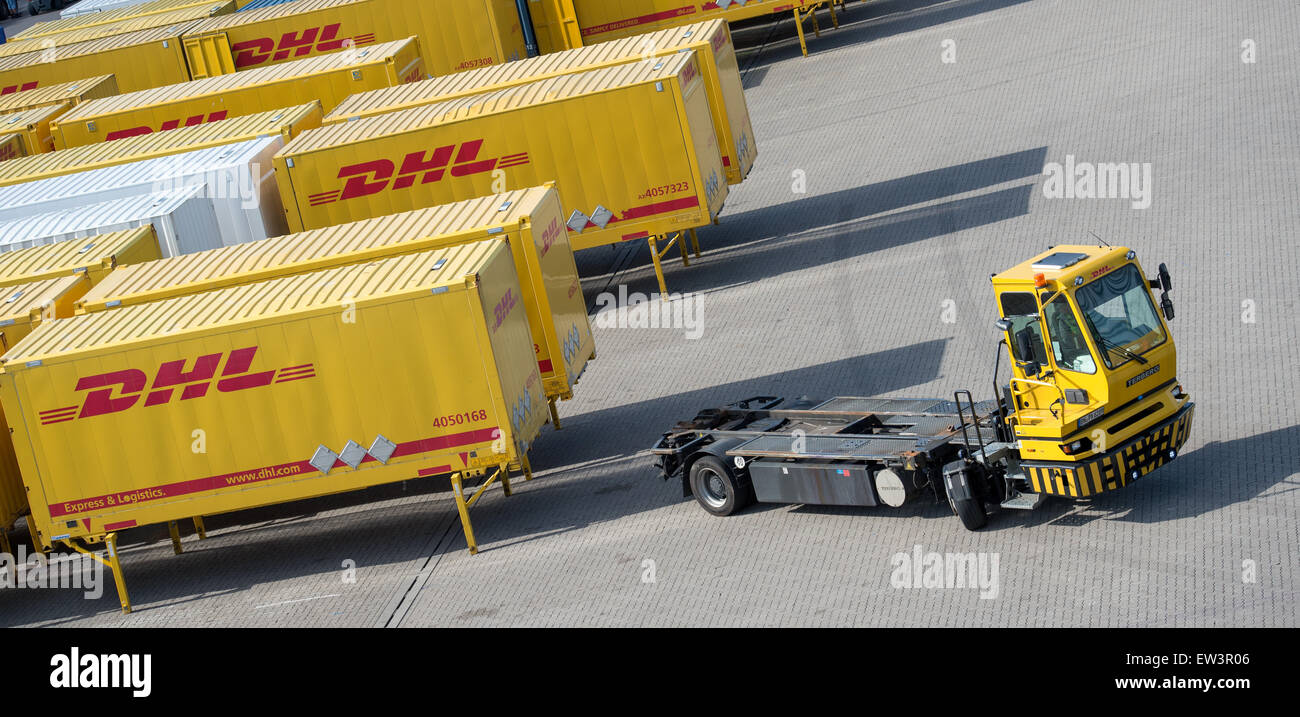 Numerosi contenitori di DHL stand sul cantiere del DGL ramo di trasporto merci ad Amburgo, Germania, 17 giugno 2015. In occasione di una conferenza stampa la società ha informato circa il trasporto di prodotti farmaceutici sensibili. Foto: Daniel Reinhardt/dpa Foto Stock
