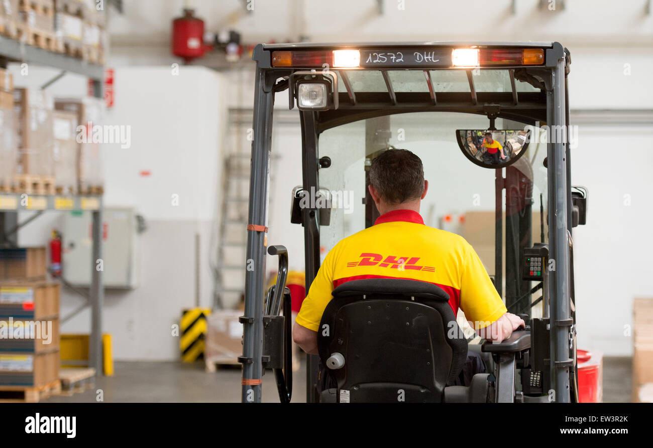 Amburgo, Germania. 17 Giugno, 2015. Un lavoratore aziona un carrello elevatore a forche in DGL ramo di trasporto merci ad Amburgo, Germania, 17 giugno 2015. In occasione di una conferenza stampa la società ha informato circa il trasporto di prodotti farmaceutici sensibili. Foto: Daniel Reinhardt/dpa/Alamy Live News Foto Stock
