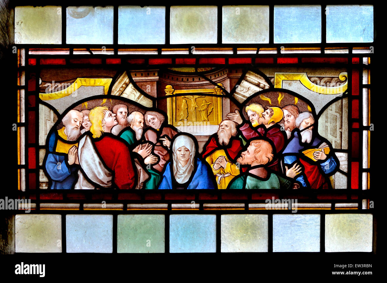 Norwich, Norfolk, Inghilterra. Norwich Cathedral (1096-1145) 16thC in vetro colorato pannello: la discesa dello Spirito santo a Pentecoste Foto Stock