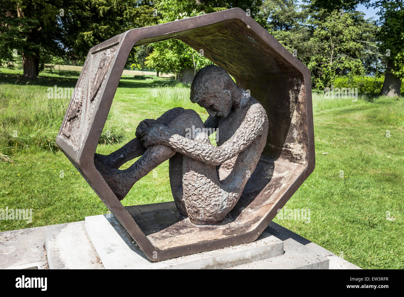 Trentham Gardens - Le banche di compensazione statua - Embrione uomo Foto Stock