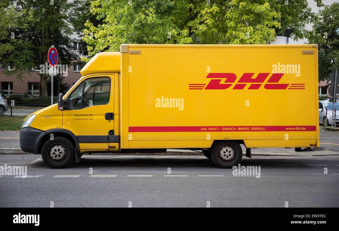 Berlino, Germania. Decimo Giugno, 2015. Un carrello di DHL a Berlino, Germania, 10 giugno 2015. Il sindacato continua la loro aperto-chiuso sciopero della Deutsche Post. Foto: Foto: Alex Heinl/dpa/Alamy Live News Foto Stock