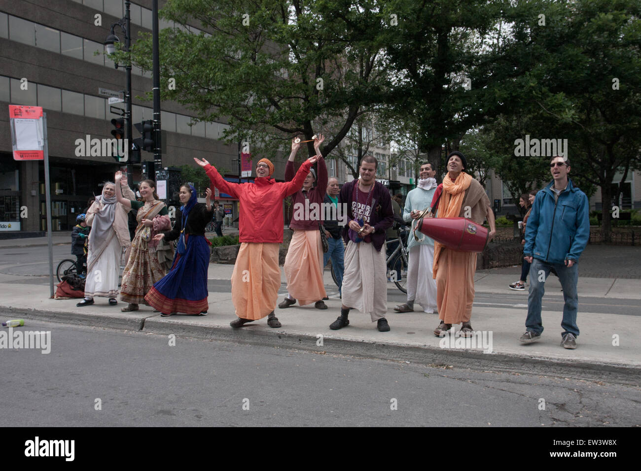 Hare Krishna cantando le persone con gioia e con amore per tutti Foto Stock