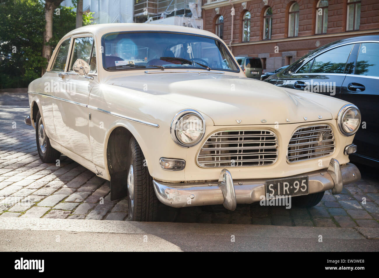 Helsinki, Finlandia - 13 Giugno 2015: il vecchio bianco Volvo Amazon 121 B12 macchina è parcheggiata sul ciglio della strada nella città di Helsinki, closeup photo Foto Stock