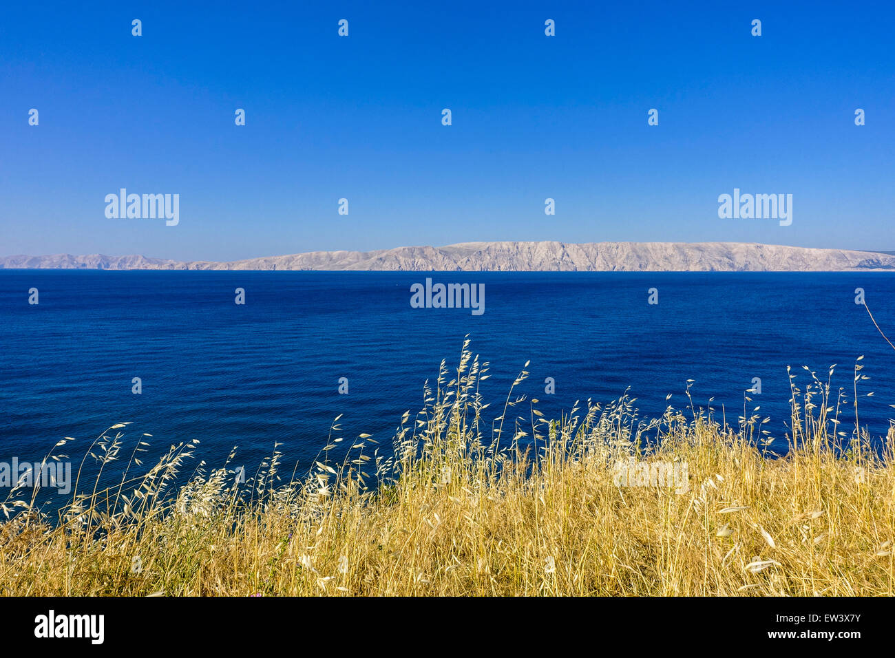 Novi Vinodolski, vista dell'isola di Krk, baia di Kvarn, Croazia Foto Stock