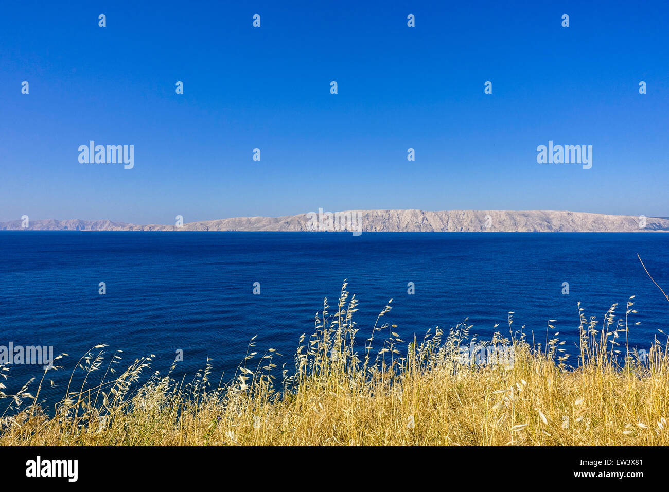 Novi Vinodolski, vista dell'isola di Krk, baia di Kvarn, Croazia Foto Stock