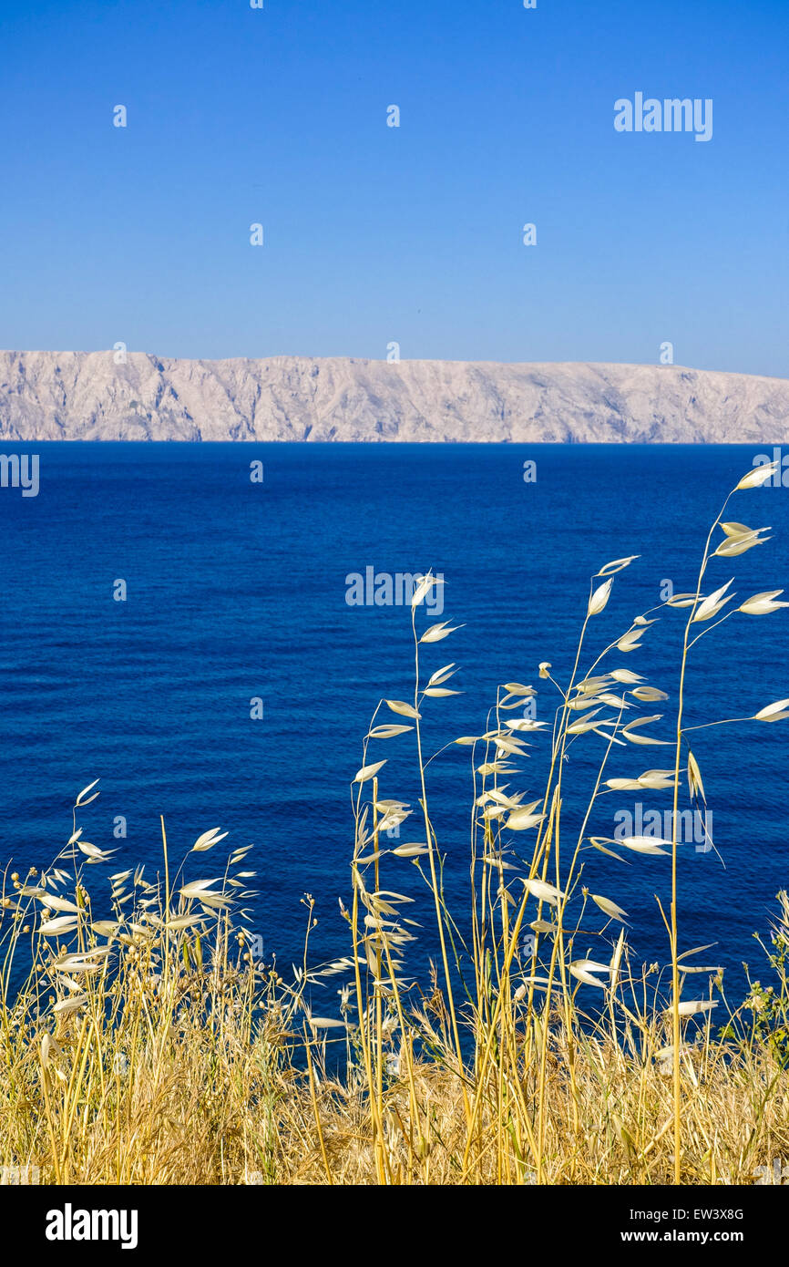 Novi Vinodolski, vista dell'isola di Krk, baia di Kvarn, Croazia Foto Stock
