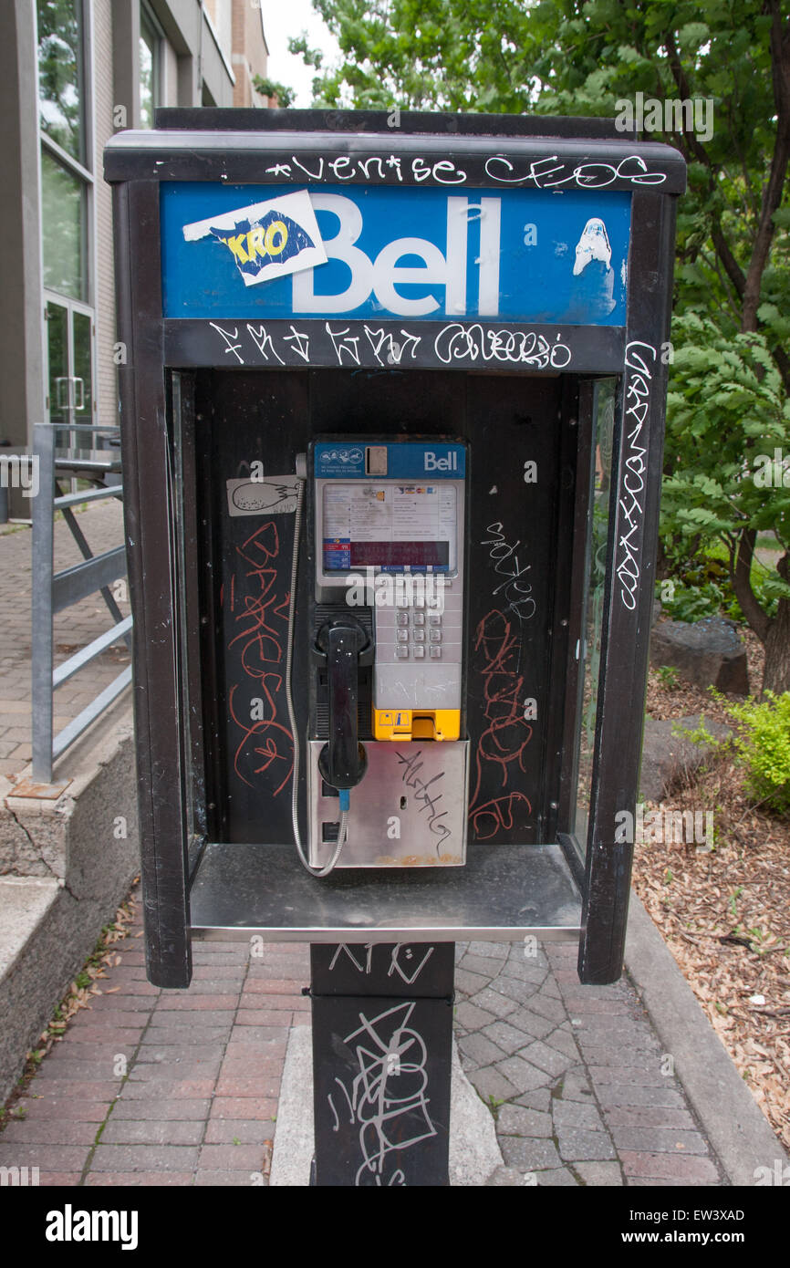 Pubblico Telefono a pagamento su strada nella città di Montreal Foto Stock