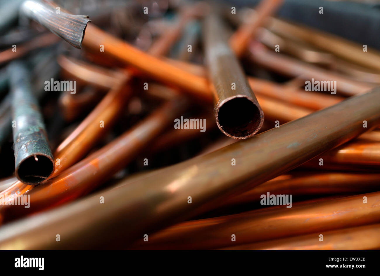 Dortmund, Germania. 16 Giugno, 2015. Tubi di rame può essere visto in un rigattiere a Dortmund, Germania, il 16 giugno 2015. Foto: Ina Fassbender/dpa/Alamy Live News Foto Stock