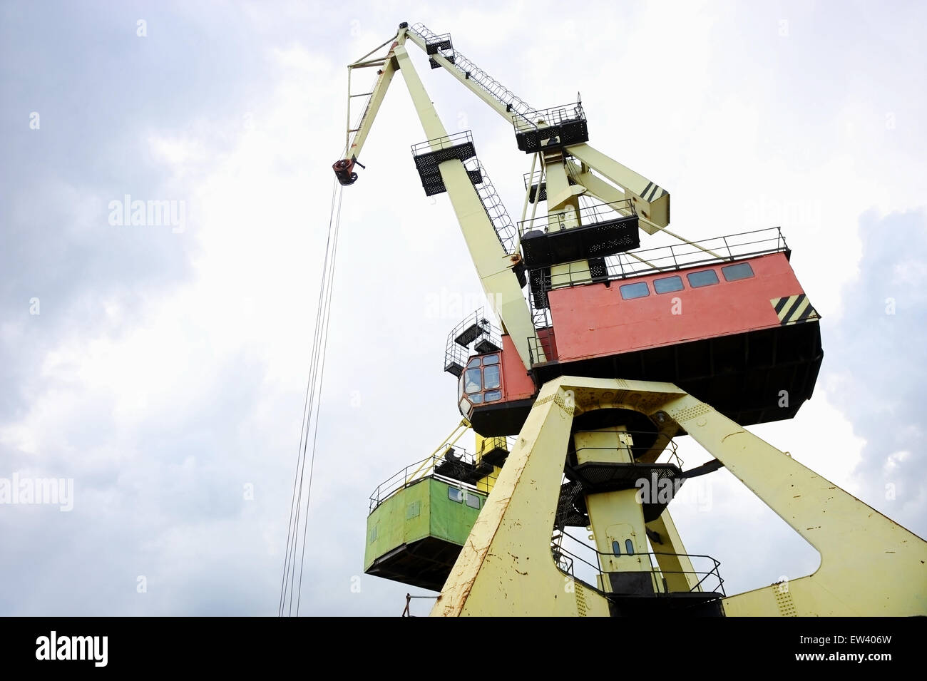 Spedizioni industriali gru per contenitori in un porto Foto Stock