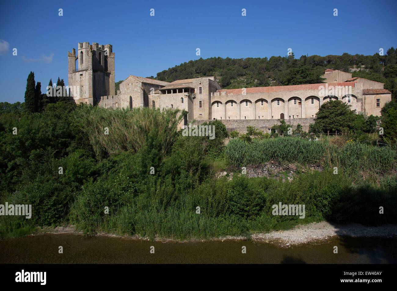 Scena nel borgo medievale di Lagrasse, Languedoc-Roussillon, Francia. Si trova nella valle del fiume Orbieu ed è famoso per l'Abbazia di Santa Maria di Lagrasse (francese: Abbaye Sainte-Marie de Lagrasse o Abbaye Sainte-Marie-d'Orbieu) romanica Abbazia Benedettina. Foto Stock