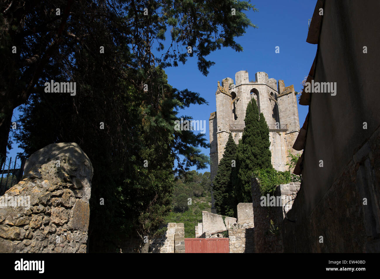 Scena nel borgo medievale di Lagrasse, Languedoc-Roussillon, Francia. Si trova nella valle del fiume Orbieu ed è famoso per l'Abbazia di Santa Maria di Lagrasse (francese: Abbaye Sainte-Marie de Lagrasse o Abbaye Sainte-Marie-d'Orbieu) romanica Abbazia Benedettina. Foto Stock