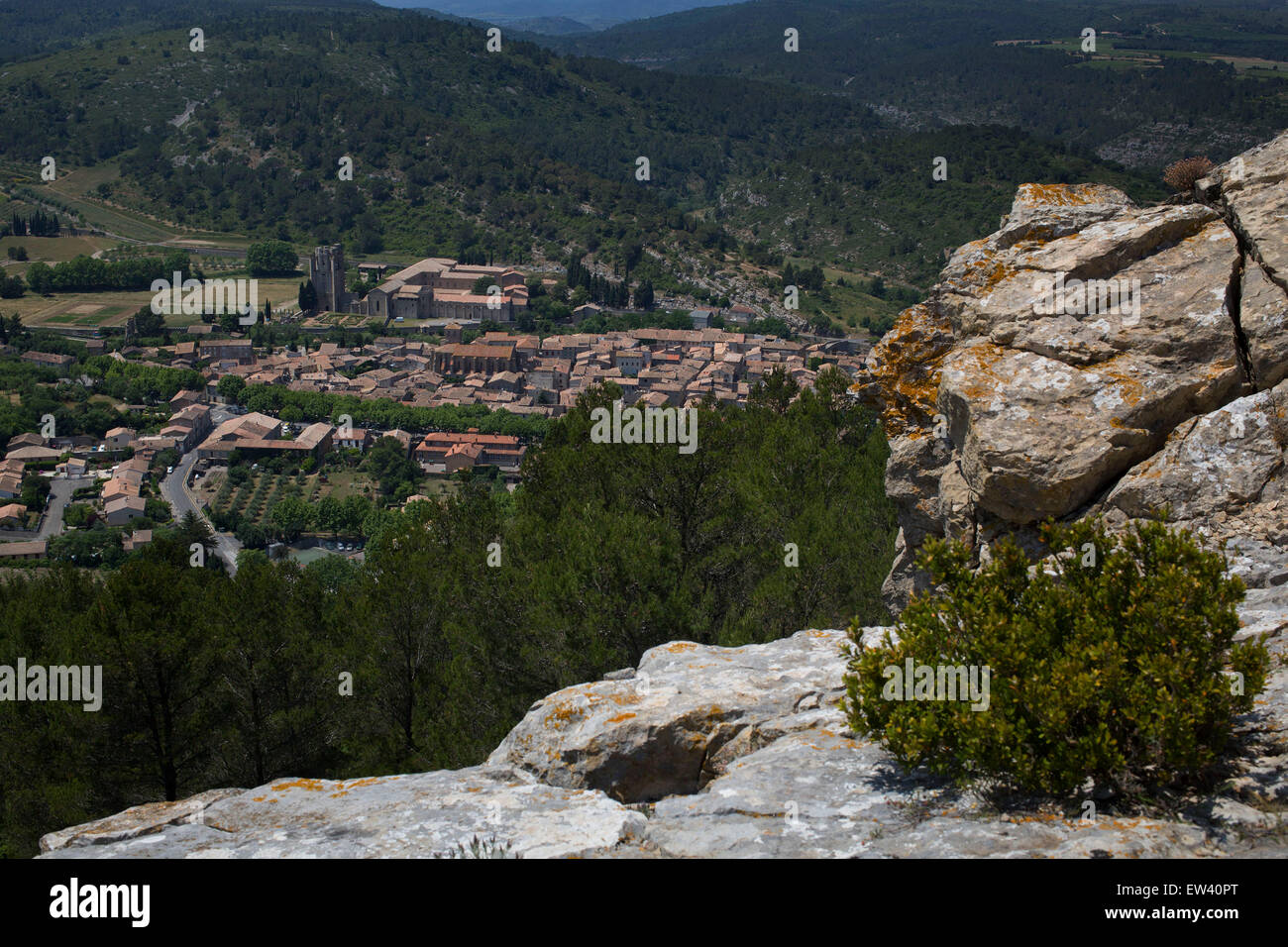 Vista guardando verso il basso il borgo medievale di Lagrasse, Languedoc-Roussillon, Francia. Si trova nella valle del fiume Orbieu ed è famoso per il ponte di pietra e l'Abbazia di Santa Maria di Lagrasse (francese: Abbaye Sainte-Marie de Lagrasse o Abbaye Sainte-Marie-d'Orbieu) romanica Abbazia Benedettina. Foto Stock