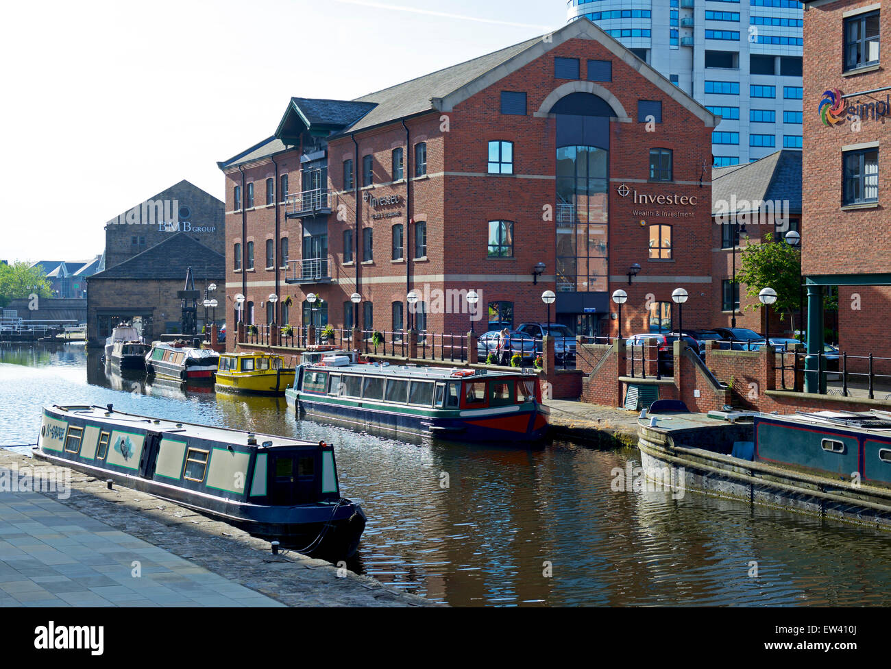 Il Leeds e Liverpool Canal nel centro di Leeds, West Yorkshire, Inghilterra, Regno Unito Foto Stock