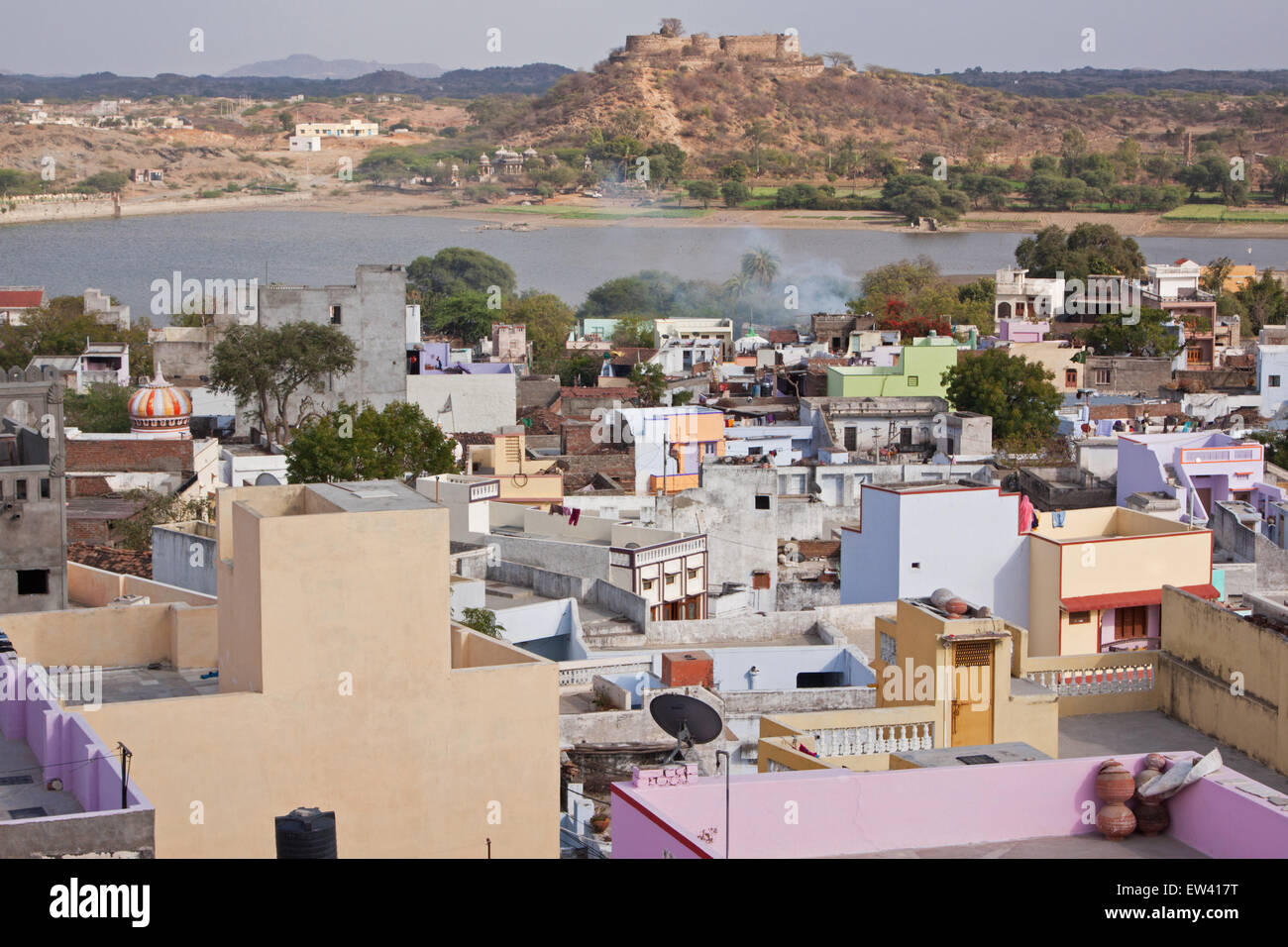 Nel tipico stile di Rajasthani alloggi urbani a Deogarh, con l'antica fortezza e lago Raghosagar in background Foto Stock