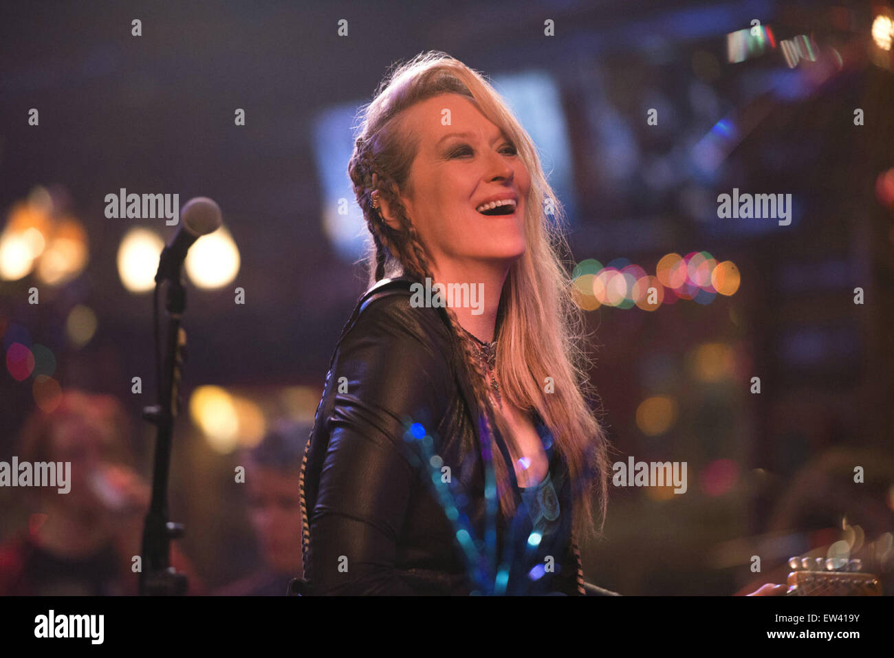 Ricki e il flash è un imminente American commedia-dramma film diretto da Jonathan Demme e scritto da Diablo Cody, circa una donna che ha dato in su/lasciò la sua famiglia di diventare una star del rock. Le stelle del cinema Meryl Streep. Questa fotografia è per il solo uso editoriale ed è il copyright del film company e/o il fotografo assegnato dal film o società di produzione e può essere riprodotto solo da pubblicazioni in congiunzione con la promozione del film di cui sopra. Un credito per il film company è richiesto. Il fotografo deve anche essere accreditato quando noto. Foto Stock