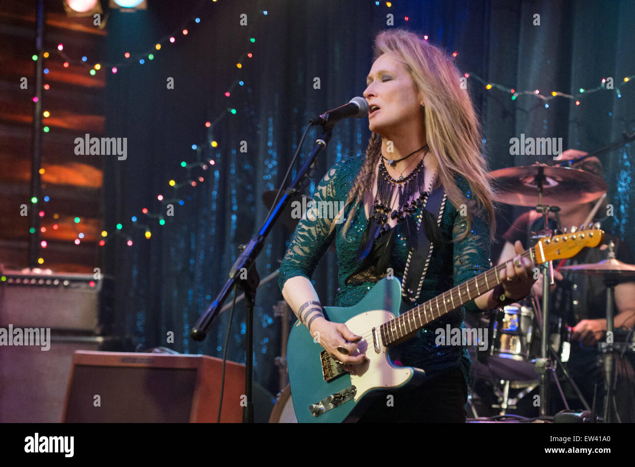 Ricki e il flash è un imminente American commedia-dramma film diretto da Jonathan Demme e scritto da Diablo Cody, circa una donna che ha dato in su/lasciò la sua famiglia di diventare una star del rock. Le stelle del cinema Meryl Streep. Questa fotografia è per il solo uso editoriale ed è il copyright del film company e/o il fotografo assegnato dal film o società di produzione e può essere riprodotto solo da pubblicazioni in congiunzione con la promozione del film di cui sopra. Un credito per il film company è richiesto. Il fotografo deve anche essere accreditato quando noto. Foto Stock