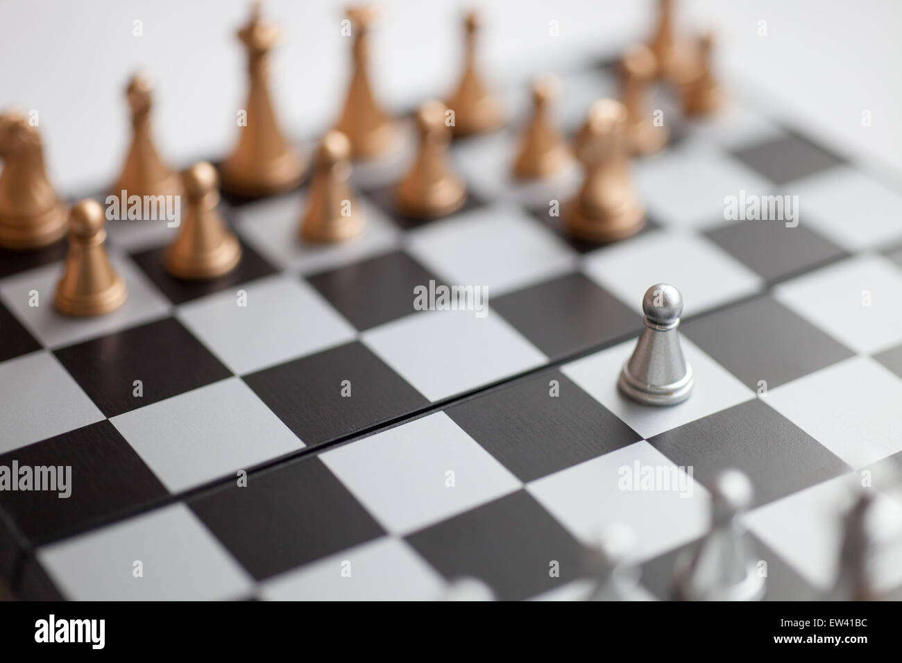 Scacchiera di bianco e nero con figure Foto Stock