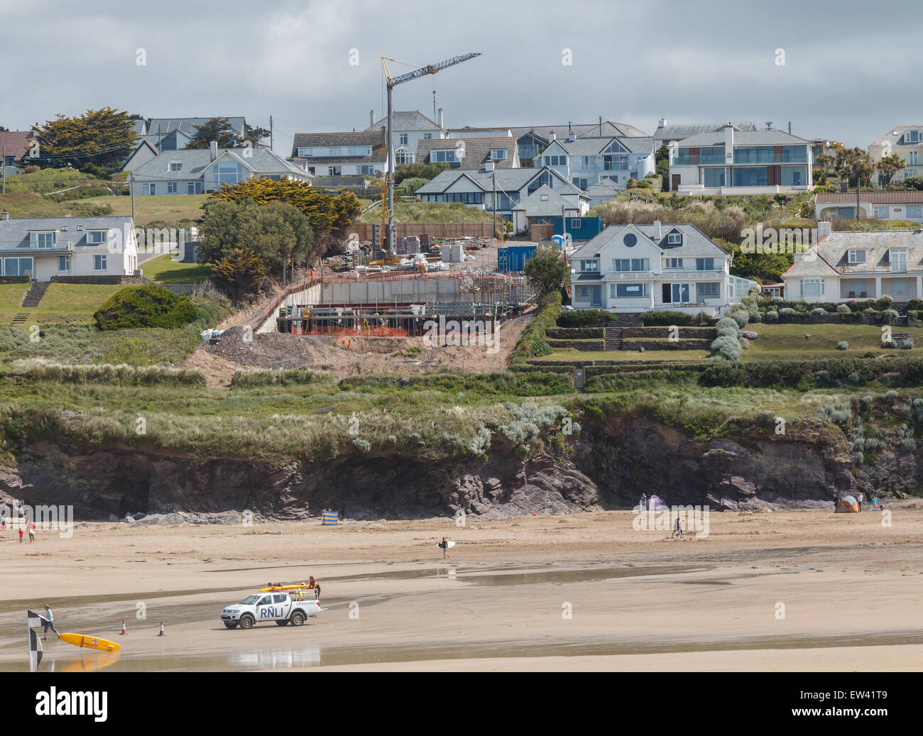Lo sviluppo immobiliare sulla costa a Polzeath sulla costa nord di Cornwall, Regno Unito Foto Stock