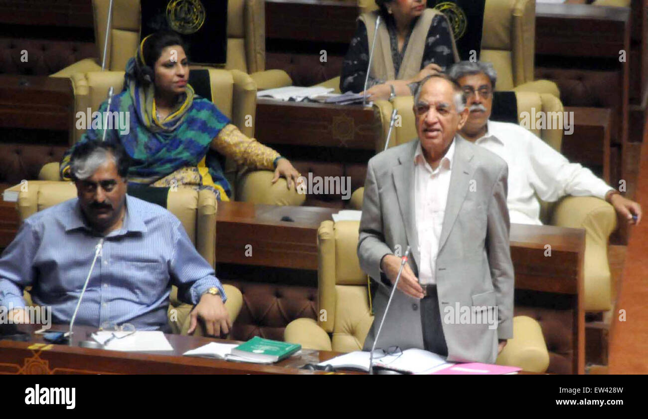 MQM membro dell assemblea provinciale Syed Sardar esprimendo il suo punto di vista durante la sessione presieduta dal Speaker Agha Siraj Durrani, al gruppo di Sindh in Karachi Mercoledì, 17 giugno 2015. Foto Stock