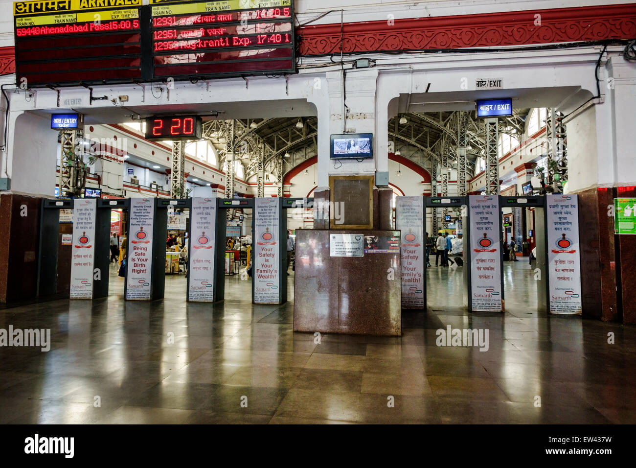 Mumbai India, stazione ferroviaria centrale di Mumbai, treno, linea occidentale, interno, terminal, ingresso, cancelli di sicurezza, scanner, India150303062 Foto Stock