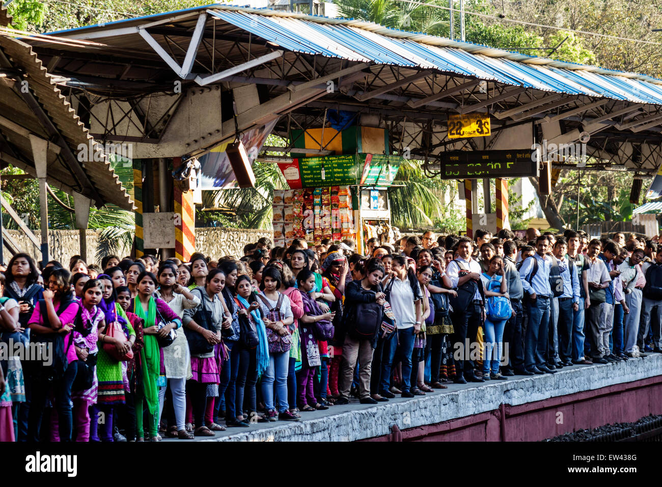 Mumbai India,Stazione ferroviaria di Dadar,treno,linea occidentale,passeggeri passeggeri motociclisti,riders,in piedi,piattaforma,affollato,uomo uomo maschio,donna femmina wom Foto Stock