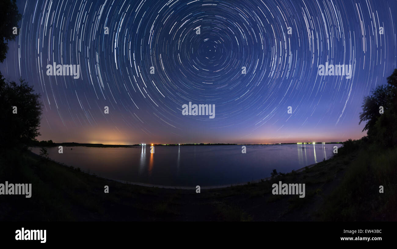 Sentieri di stelle in riva al lago Foto stock - Alamy