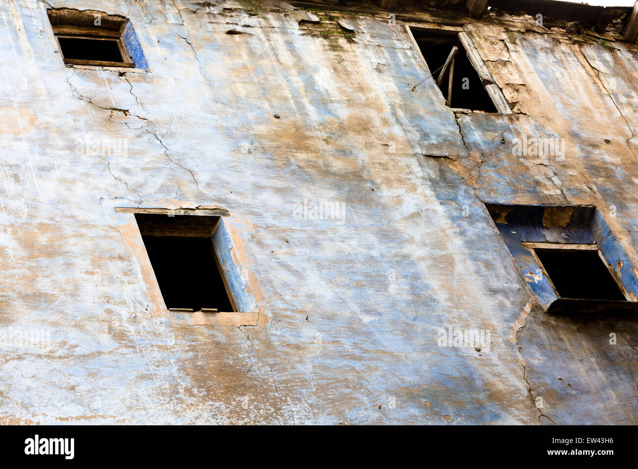 I buchi neri che sono stati una volta che Windows, ora guardare alla cieca da decadimento a parete di un edificio abbandonato nella vecchia Tarazona Foto Stock