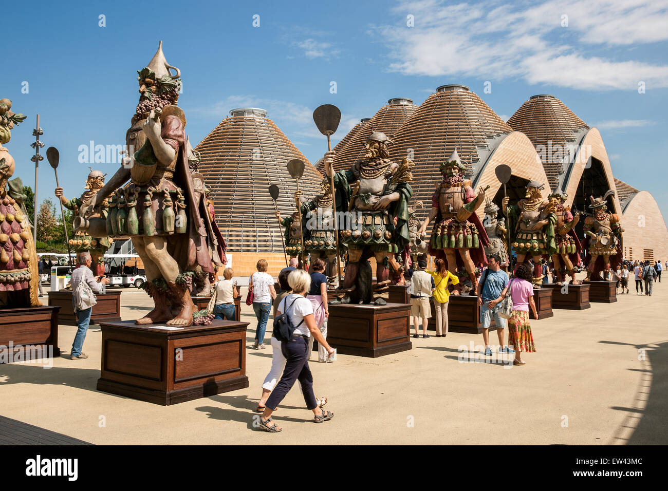 Milano Expo 2015, statue ingresso, cibo, architettura, Pavilion, persone, struttura Foto Stock