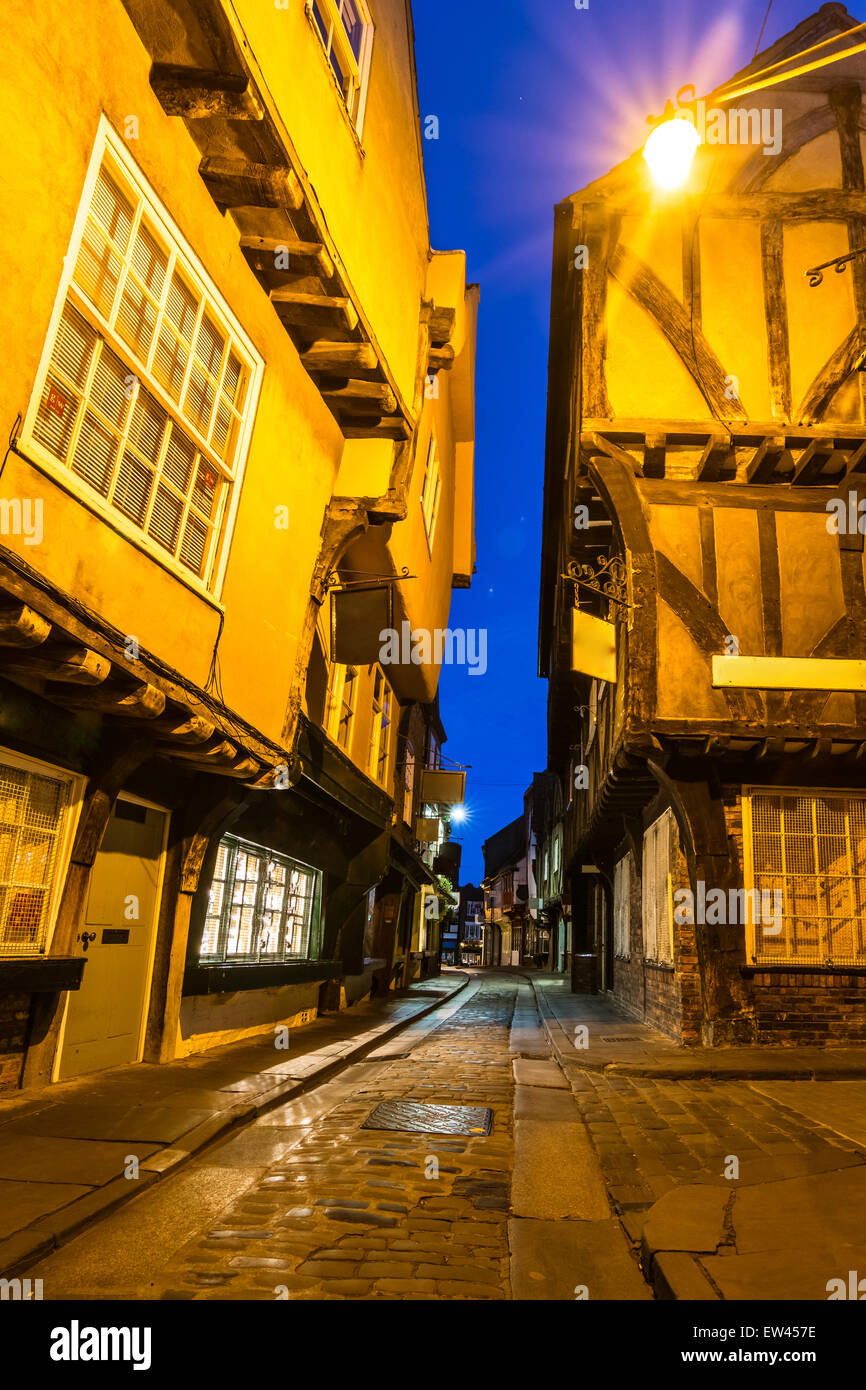 Il Caos -14secolo le case con la struttura in legno su una strada storica di York, Londra Foto Stock