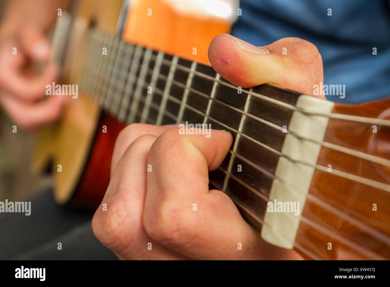 Close up di suonare una chitarra Foto Stock