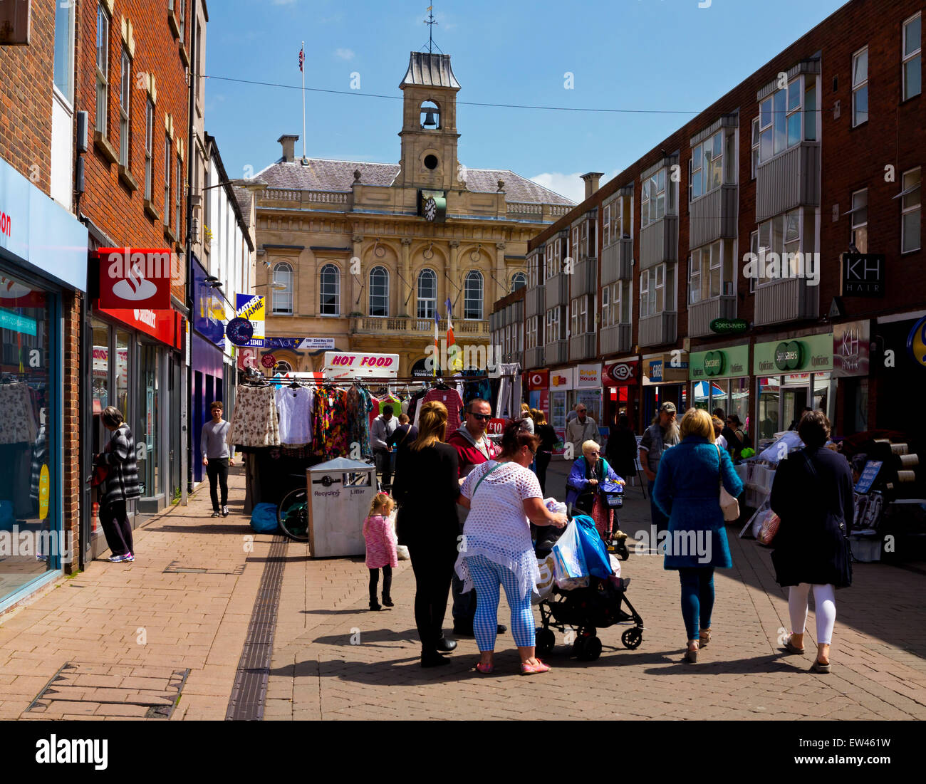 Gli amanti dello shopping nel centro della città a Loughborough in Charnwood Borough Leicestershire East Midlands England Regno Unito con il municipio al di là Foto Stock