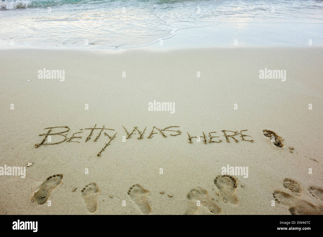Un messaggio, Betty era qui, scritto nella sabbia sulla spiaggia di un tropicale isola dei Caraibi. USVI, U.S.V.I. Foto Stock