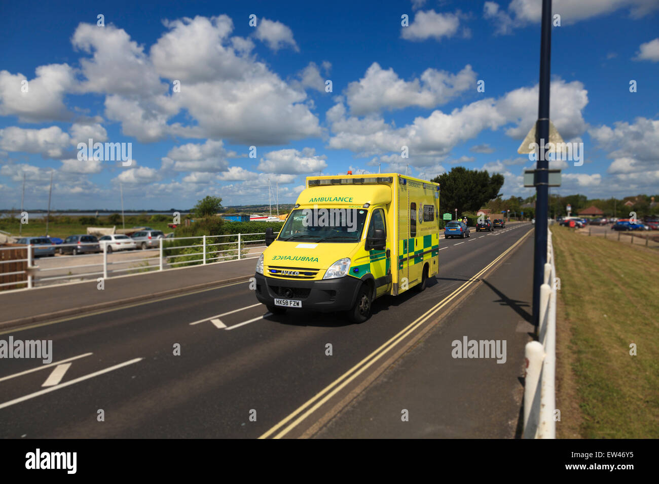 Giallo ambulanza emergenza correndo su una singola corsia road Foto Stock