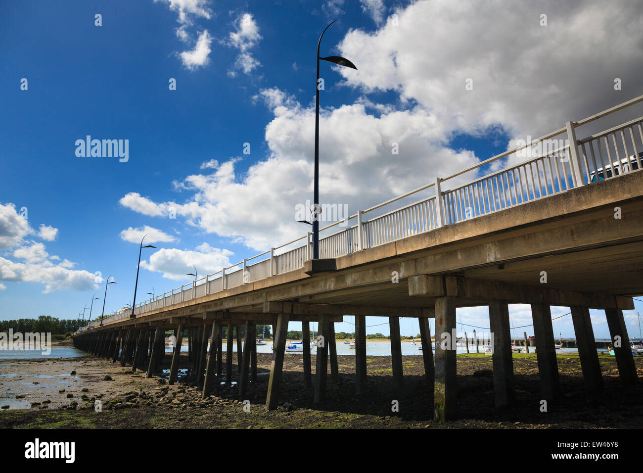 Gli equilibratori di sostegno ponte Langstone dal di sotto in una giornata di sole Foto Stock