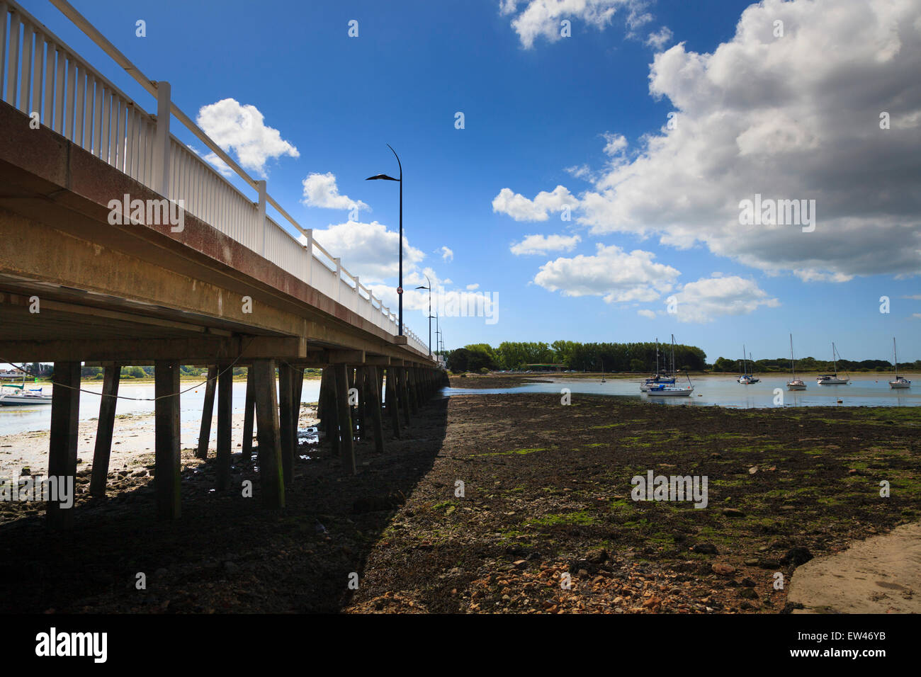 Langstone bridge e il porto con la bassa marea su una giornata d'estate Foto Stock