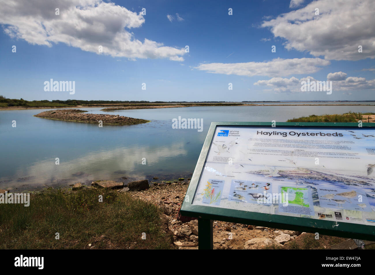 Hayling Island in disuso vecchia di ostriche con segno di informazioni circa i trampolieri e uccelli selvatici Foto Stock