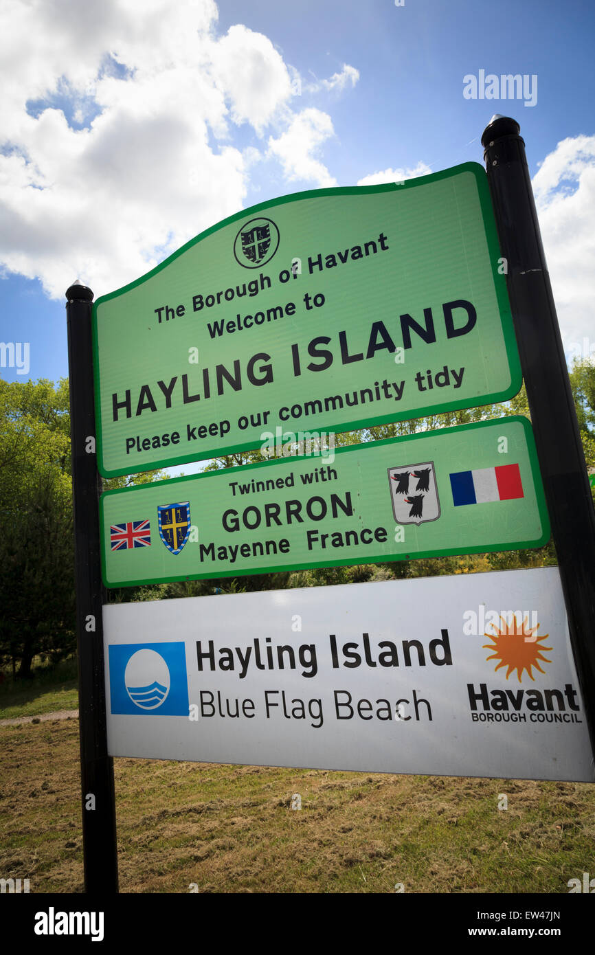 Benvenuto a Hayling Island segno - gemellato con Gorron Foto Stock