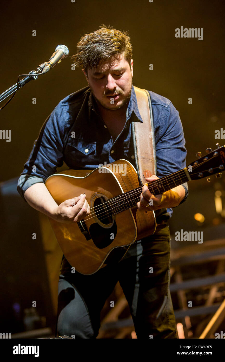 Giugno 16, 2015 - Clarkston, Michigan, Stati Uniti - MARCUS MUMFORD dei MUMFORD e figli di eseguire sui colleghi della strada Tour al DTE Energy Music Theatre di Clarkston Mi il 16 giugno 2015 (credito Immagine: © Marc Nader/ZUMA filo) Foto Stock