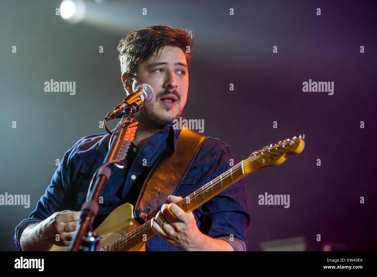 Giugno 16, 2015 - Clarkston, Michigan, Stati Uniti - MARCUS MUMFORD dei MUMFORD e figli di eseguire sui colleghi della strada Tour al DTE Energy Music Theatre di Clarkston Mi il 16 giugno 2015 (credito Immagine: © Marc Nader/ZUMA filo) Foto Stock