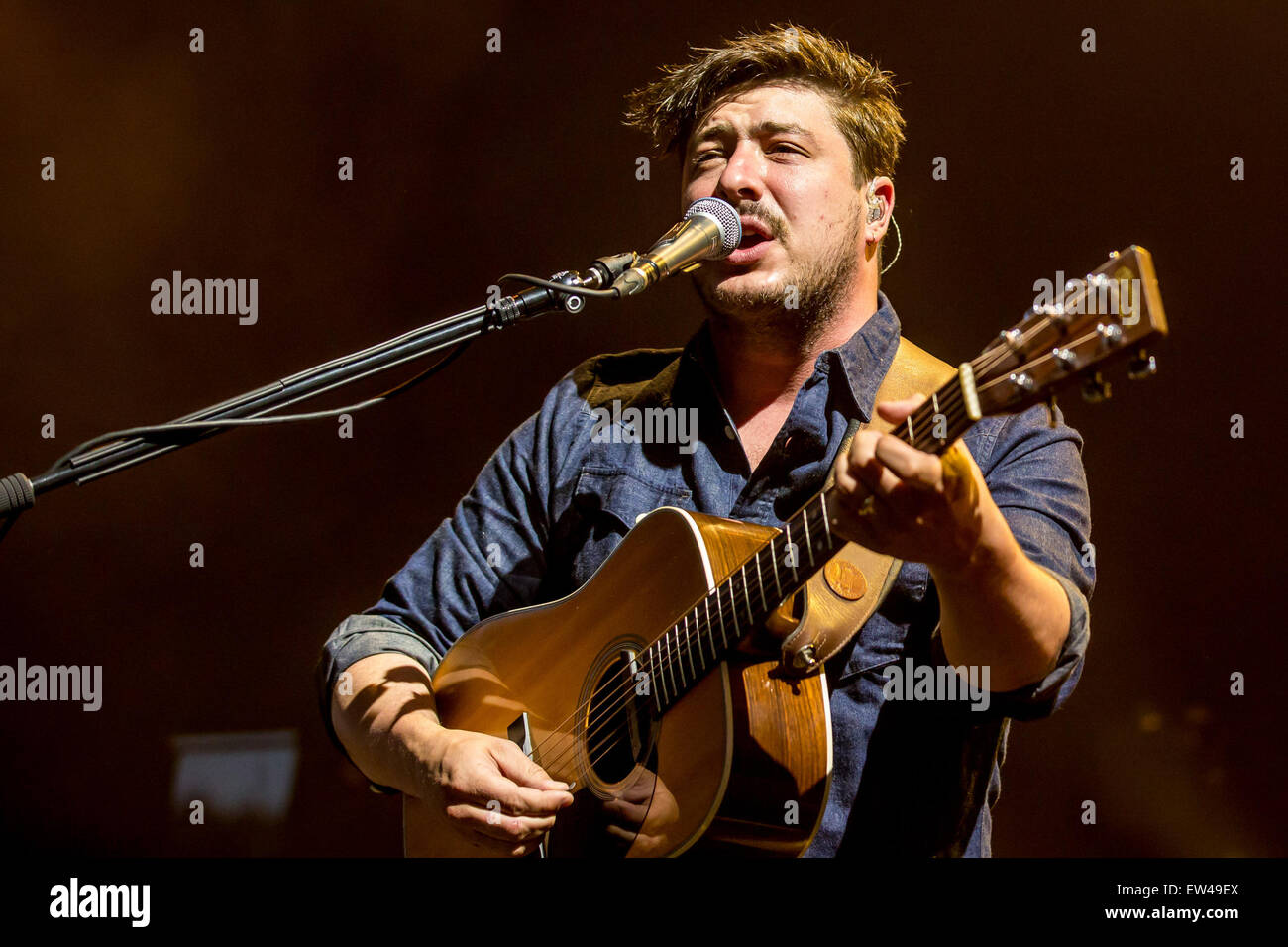 Giugno 16, 2015 - Clarkston, Michigan, Stati Uniti - MARCUS MUMFORD dei MUMFORD e figli di eseguire sui colleghi della strada Tour al DTE Energy Music Theatre di Clarkston Mi il 16 giugno 2015 (credito Immagine: © Marc Nader/ZUMA filo) Foto Stock