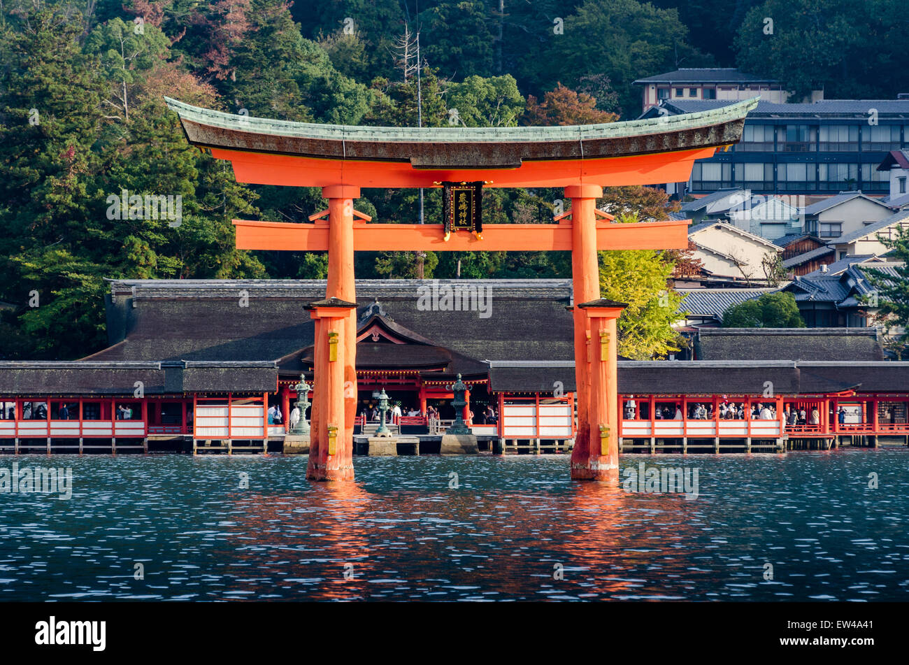 Il famoso "fluttuante" torii gate a Itsukushima, nella Prefettura di Hiroshima in Giappone. Foto Stock