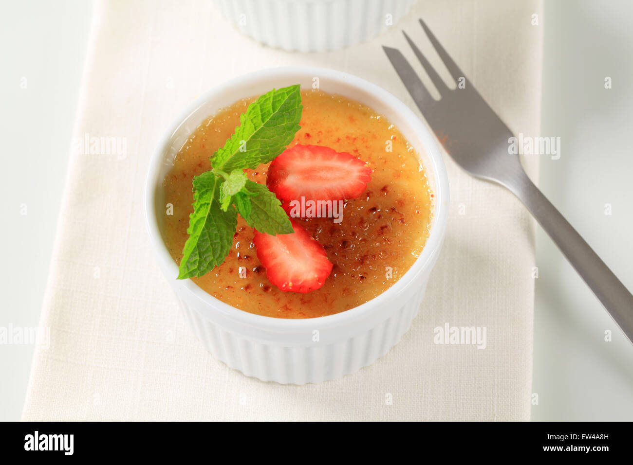 Creme brulee in un bianco ramekin Foto Stock