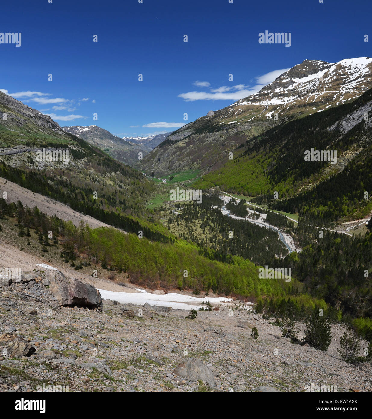 Vista panoramica della valle di primavera di Gavarnie Foto Stock