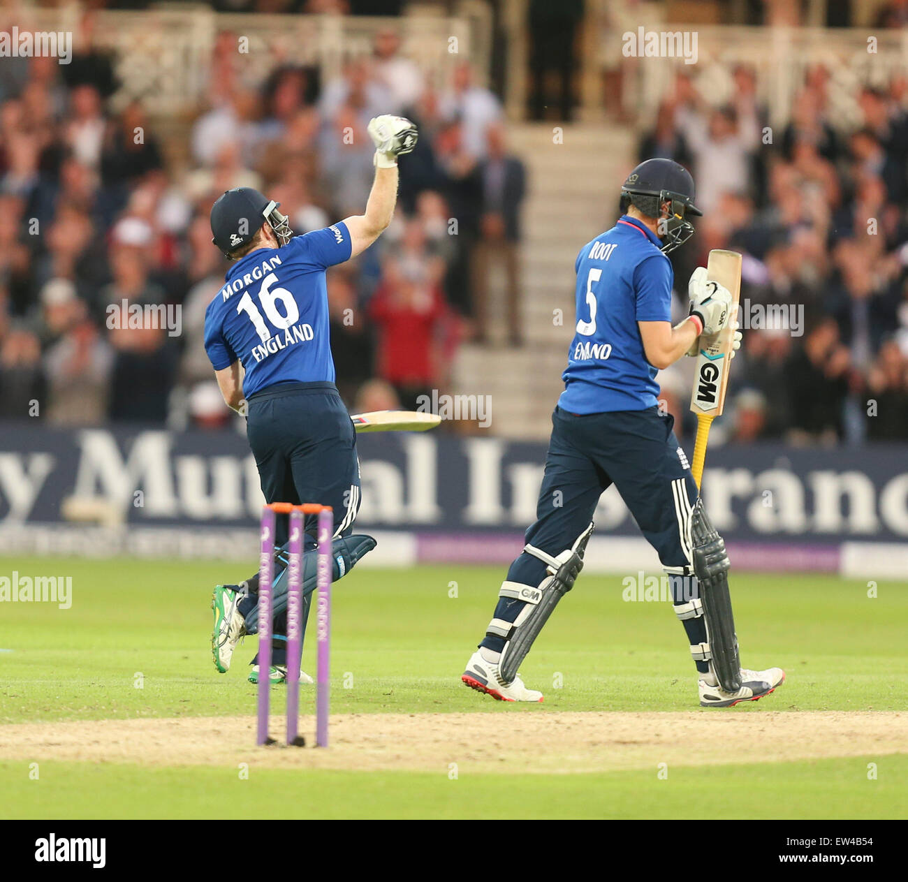 Nottingham, Regno Unito. 17 Giugno, 2015. 4° ODI Royal London One-Day serie. Tra Inghilterra e Nuova Zelanda. Eoin Morgan di Inghilterra celebra il suo punteggio 100. Credito: Azione Sport Plus/Alamy Live News Foto Stock